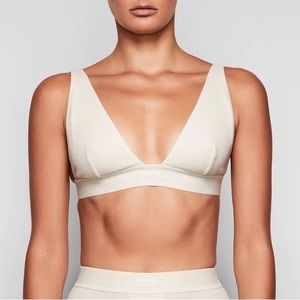 BRAND NEW Skims Plunge Bralette